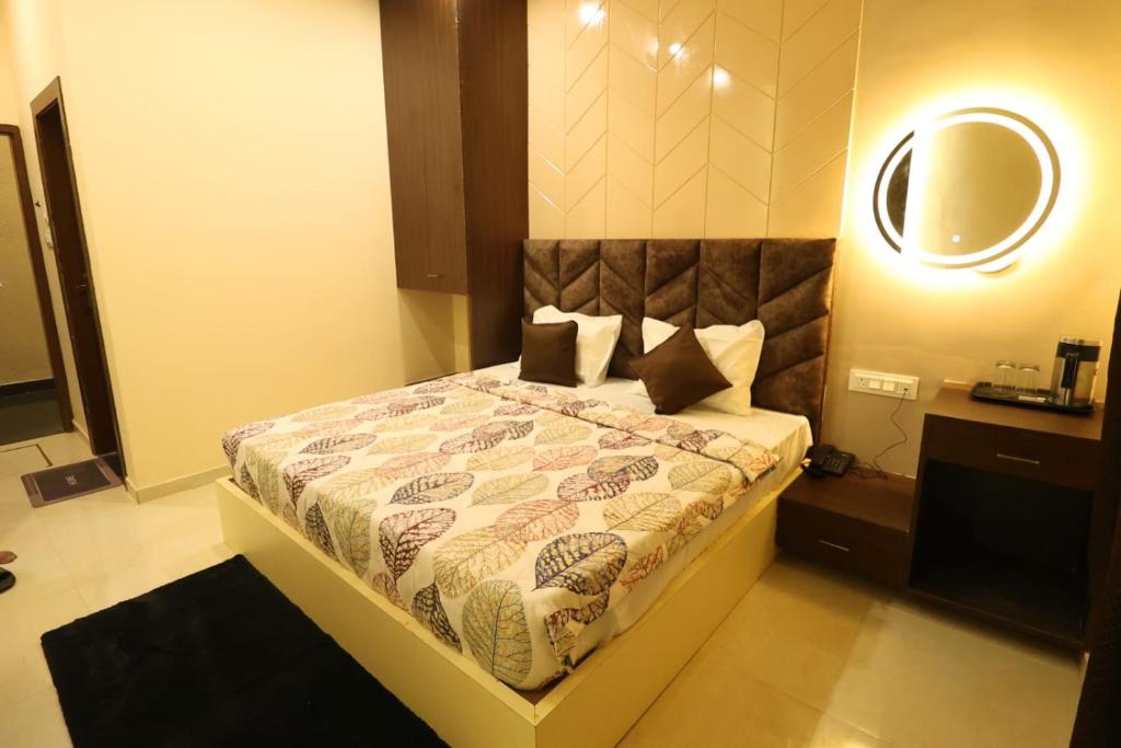 Postel nebo postele na pokoji v ubytování Hotel Grand Ganga