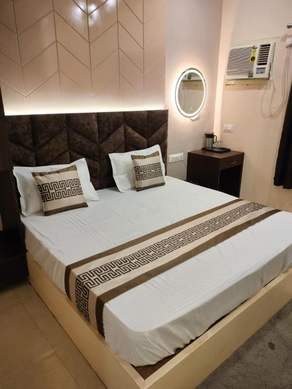 Postel nebo postele na pokoji v ubytování Hotel Grand Ganga