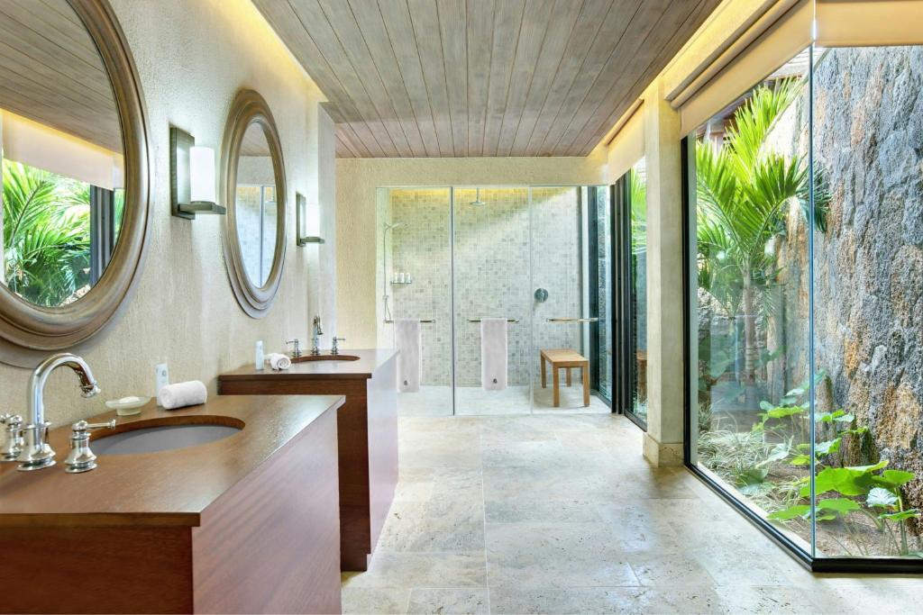 Koupelna v ubytování The St. Regis Le Morne Resort, Mauritius