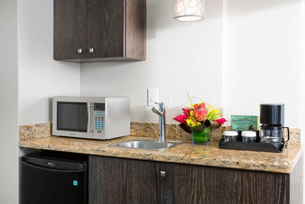Courtyard by Marriott Waikiki Beach - Deluxe King Room