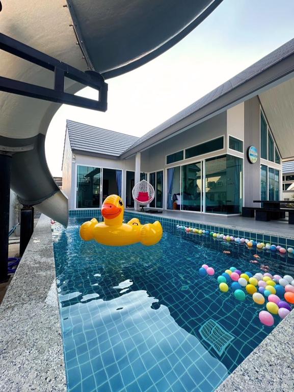 Bazén v ubytování บ้านบลูสกาย POOL VILLA Cha-am nebo v jeho okolí