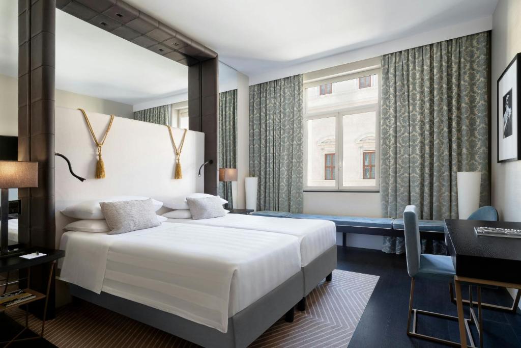 Sina Bernini Bristol, Autograph Collection - Resim 23