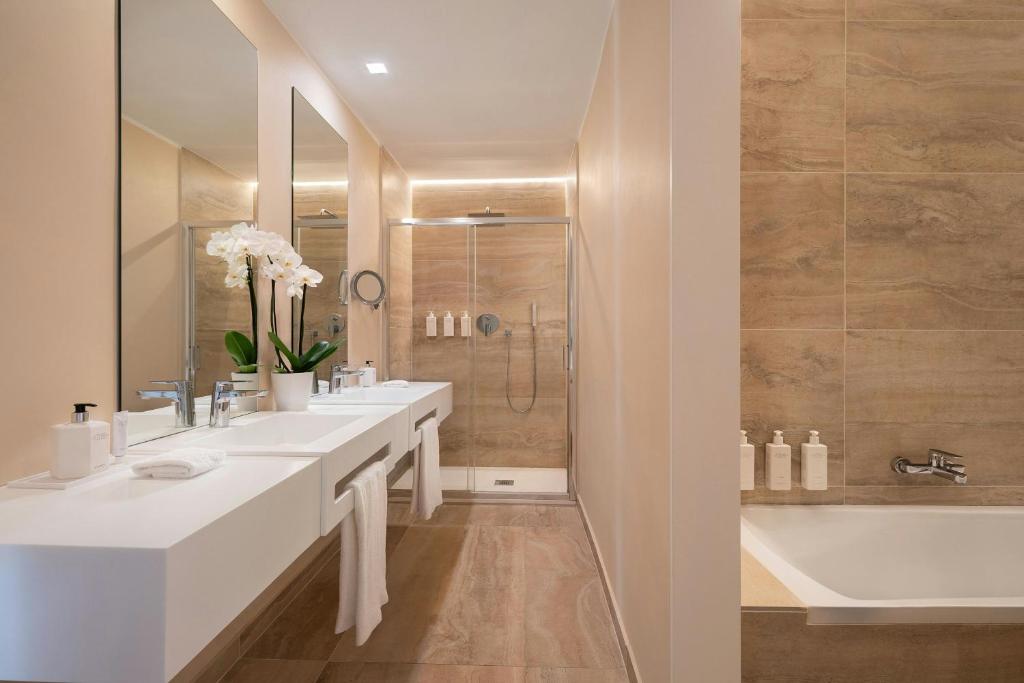 Sina Bernini Bristol, Autograph Collection - Resim 2