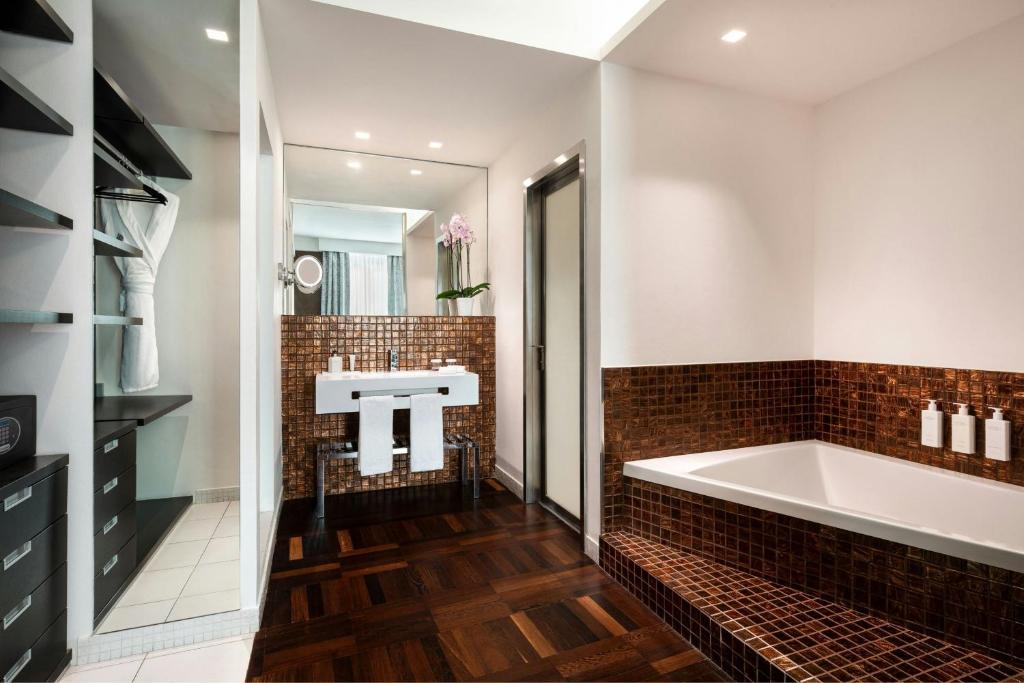 Sina Bernini Bristol, Autograph Collection - Resim 45