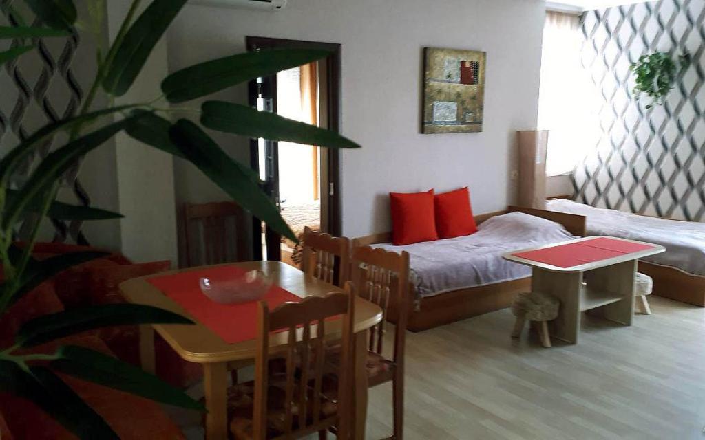 una sala de estar con una cama y una mesa y una mesa sidx sidx en Apartment Larissa, en Pomorie