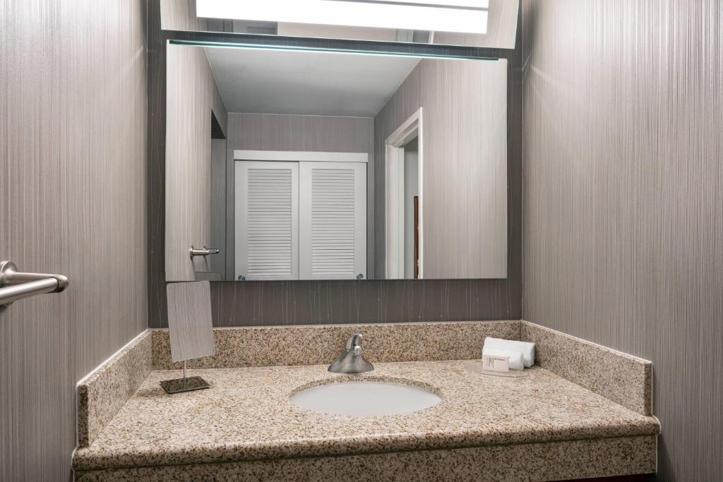 Um banheiro em Courtyard by Marriott Maui Kahului Airport