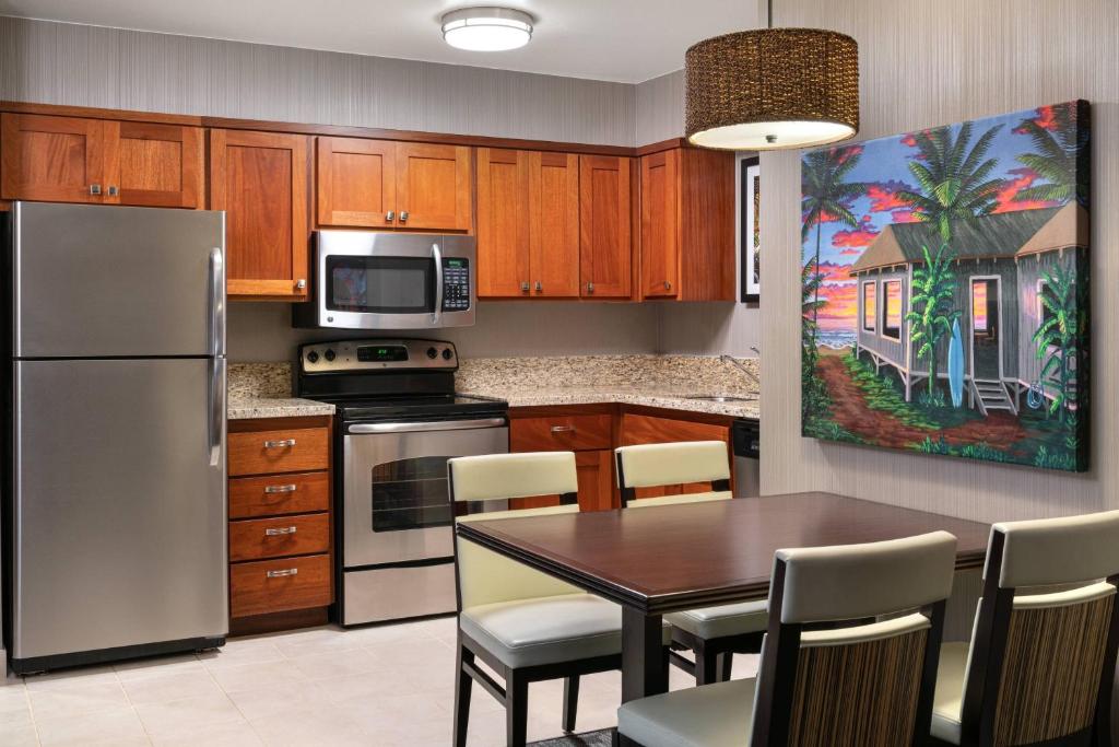 A cozinha ou cozinha compacta de Courtyard by Marriott Maui Kahului Airport
