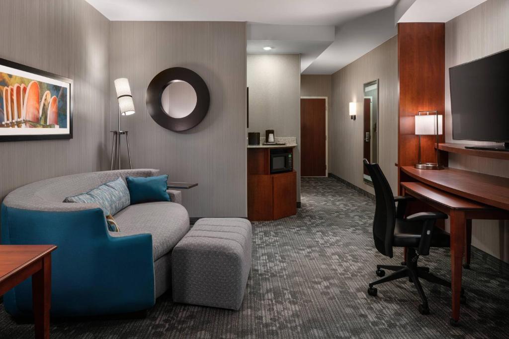 Uma TV ou centro de entretenimento em Courtyard by Marriott Maui Kahului Airport