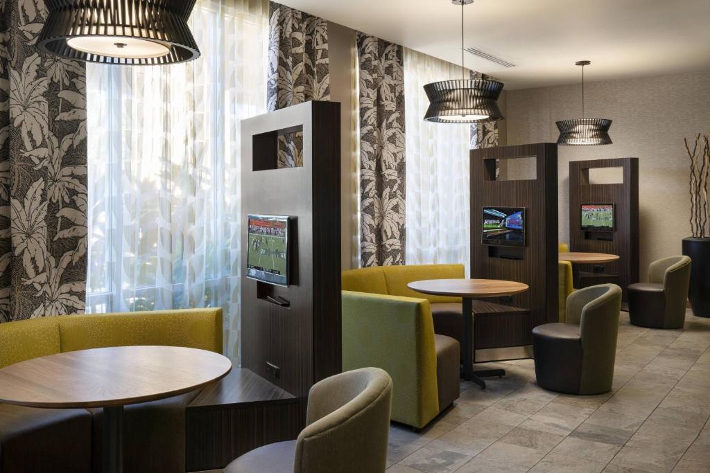 Uma área de estar em Courtyard by Marriott Maui Kahului Airport