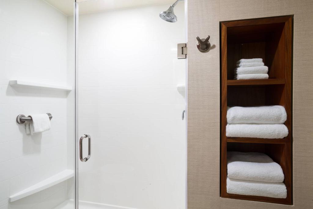 Um banheiro em Courtyard by Marriott Maui Kahului Airport
