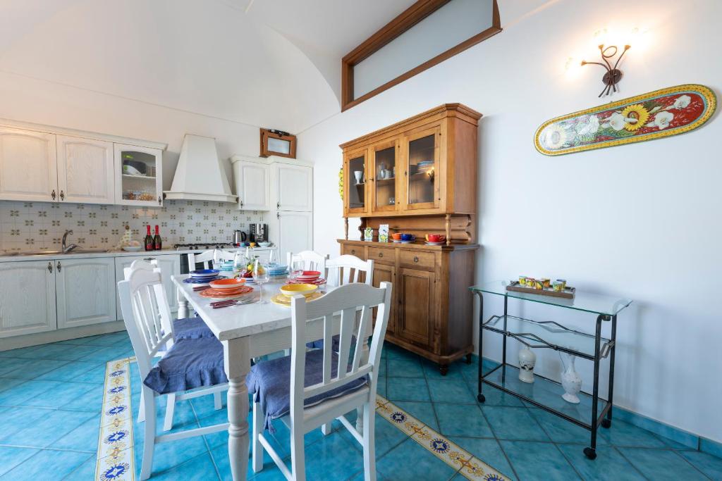 Kuchyň nebo kuchyňský kout v ubytování La Cascina - Villa Nenno