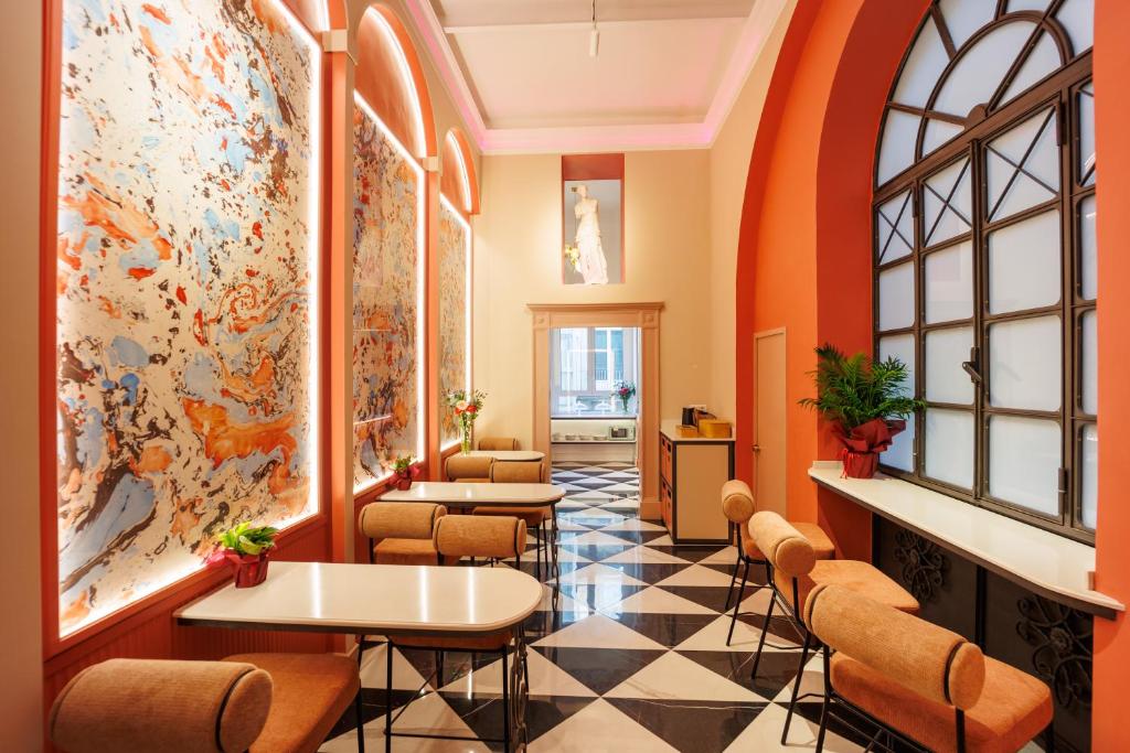 una sala d'attesa con tavoli e sedie di The Other Duomo House By House In Naples a Napoli