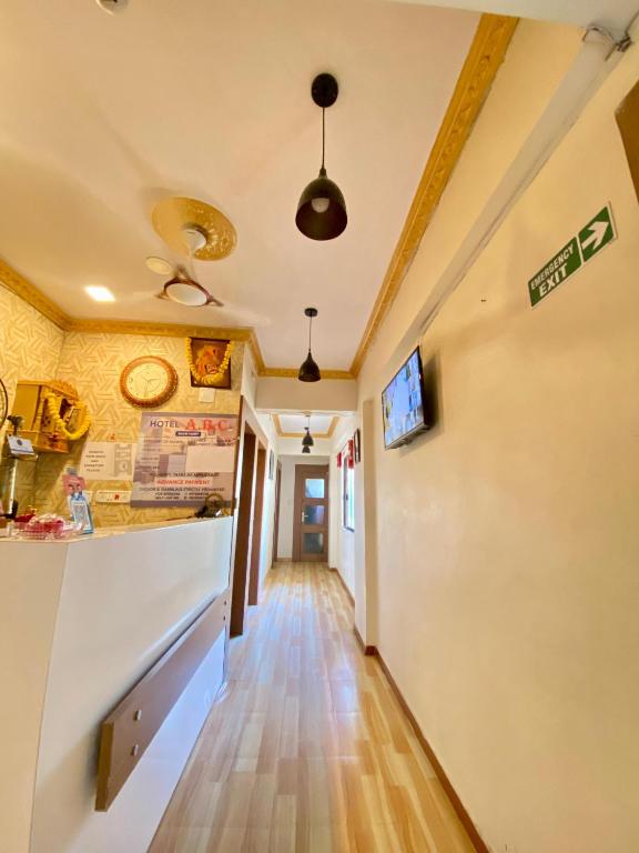 TV a/nebo společenská místnost v ubytování Hotel ABC Satellite Prahlad Nagar