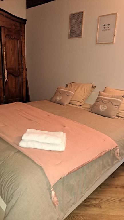 - 2 lits avec des serviettes assises au-dessus dans l'établissement Kalon Bihan Gîte, à Poullaouen