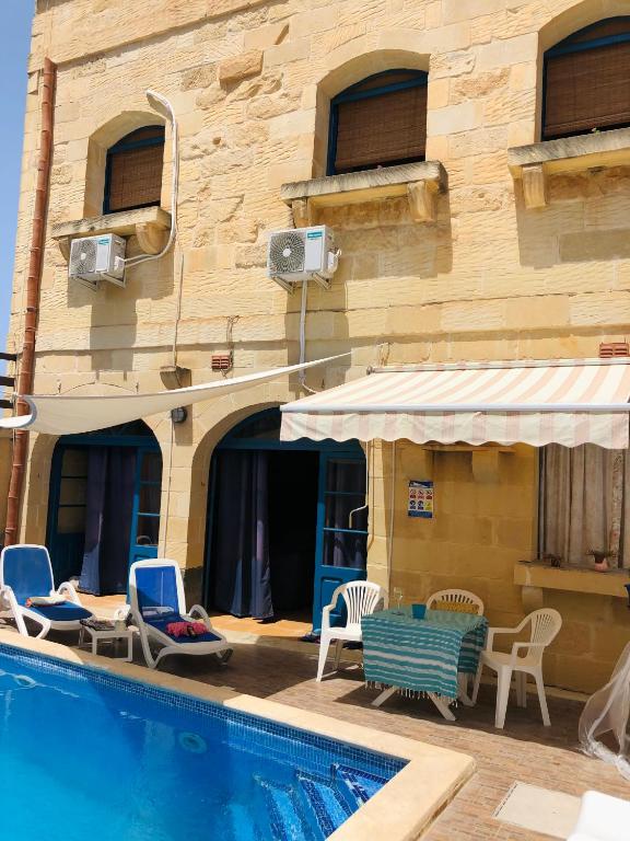 Bazén v ubytování Gozo Sunset Farmhouse nebo v jeho okolí