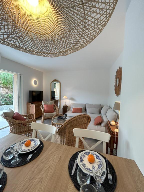 un salon avec une table et un canapé dans l'établissement T3 avec jardin proche plage et ville, à Cavalaire-sur-Mer