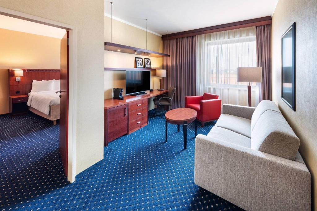 TV a/nebo společenská místnost v ubytování Courtyard by Marriott Prague City