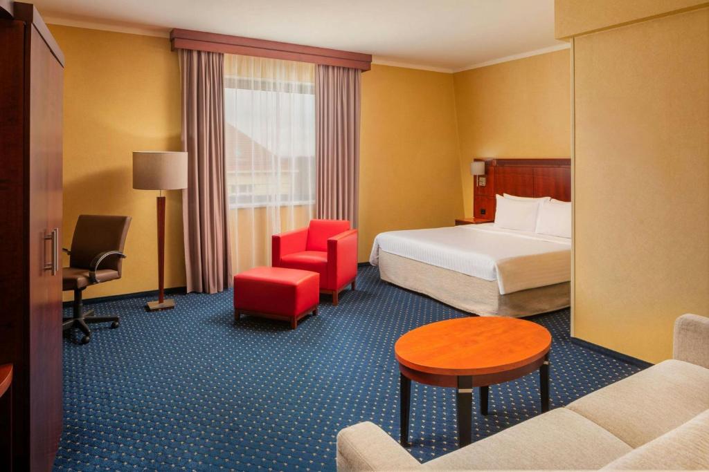 Postel nebo postele na pokoji v ubytování Courtyard by Marriott Prague City