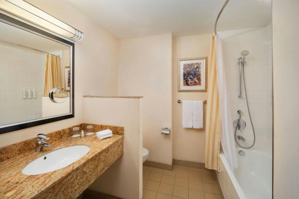 Koupelna v ubytování Courtyard by Marriott Prague City