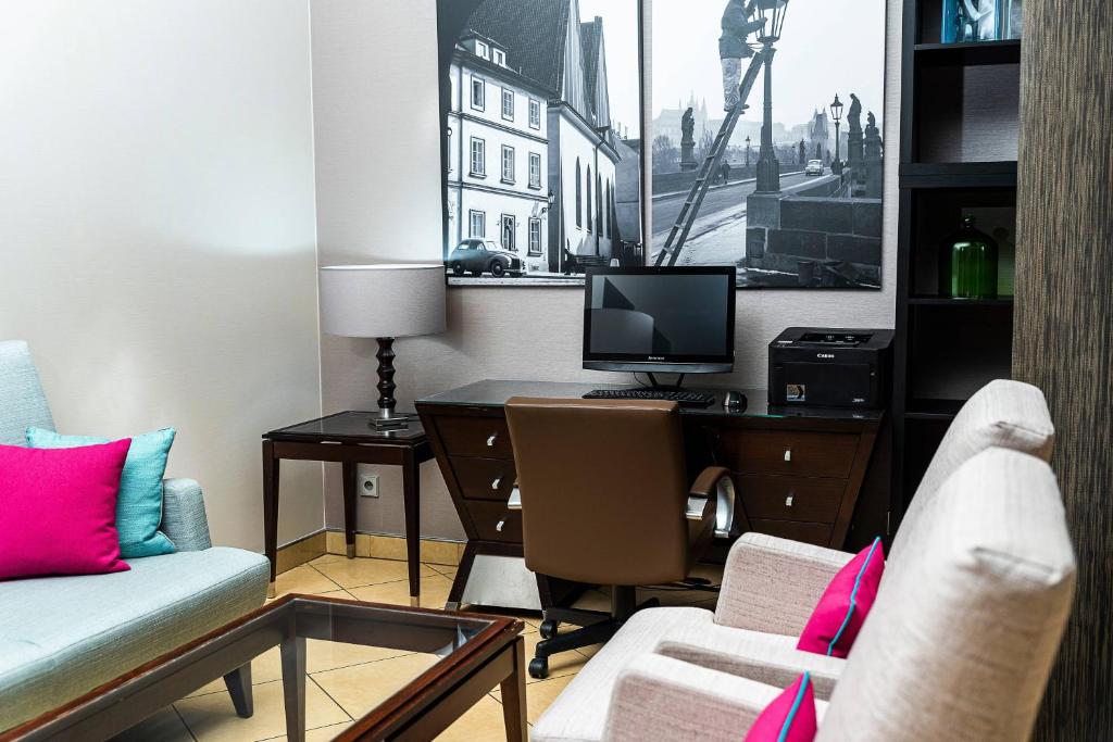 TV a/nebo společenská místnost v ubytování Courtyard by Marriott Prague City