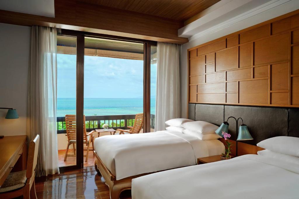 Ein Bett oder Betten in einem Zimmer der Unterkunft Renaissance Koh Samui Resort & Spa