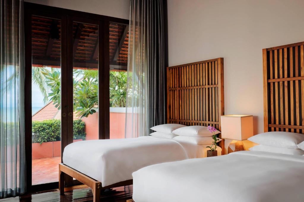 Ein Bett oder Betten in einem Zimmer der Unterkunft Renaissance Koh Samui Resort & Spa