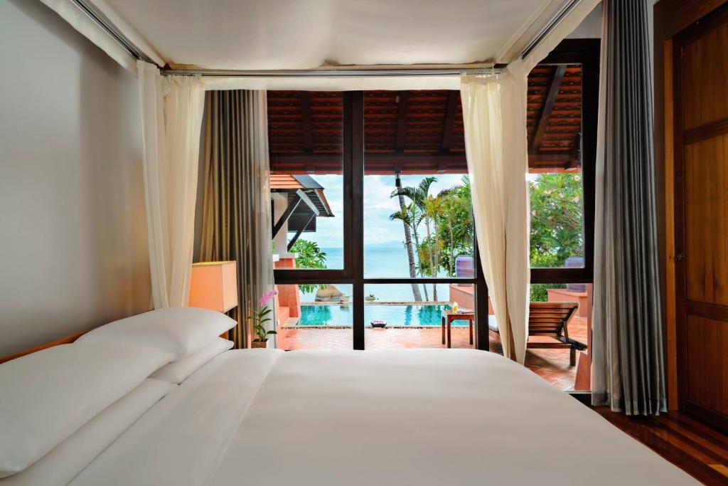 Ein Bett oder Betten in einem Zimmer der Unterkunft Renaissance Koh Samui Resort & Spa
