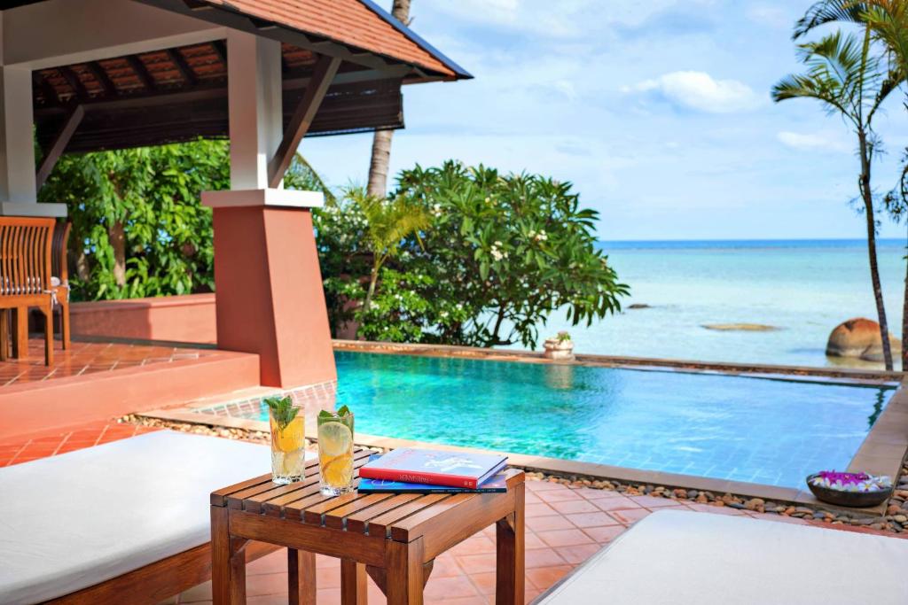 Der Swimmingpool an oder in der Nähe von Renaissance Koh Samui Resort & Spa