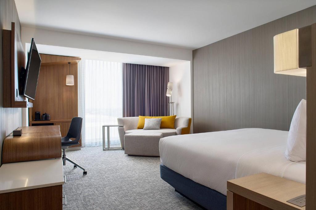 Una cama o camas en una habitación de Courtyard by Marriott Merida Downtown