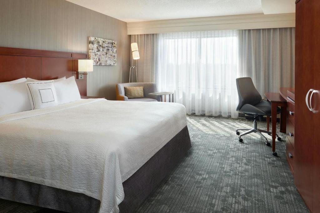Postel nebo postele na pokoji v ubytování Courtyard by Marriott Kingston Highway 401