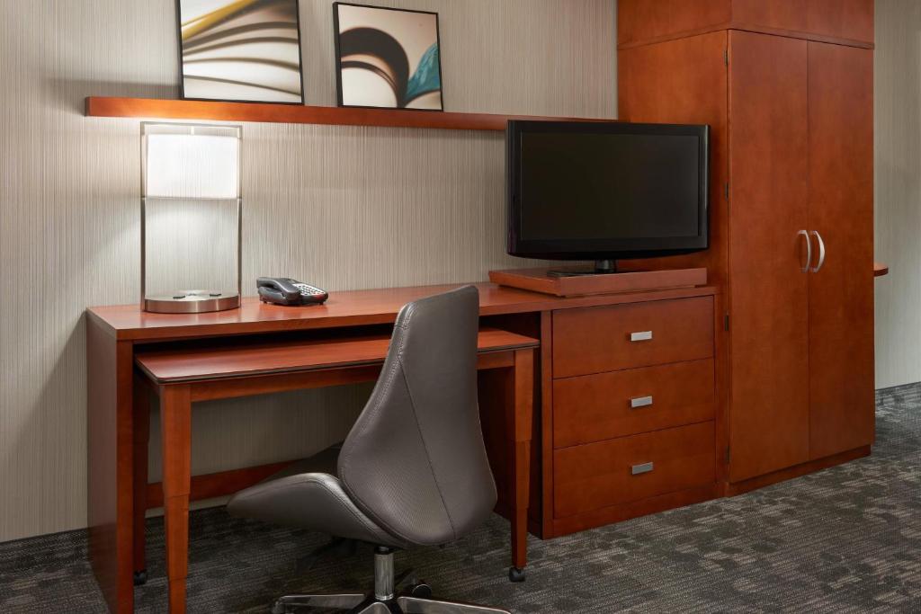 TV a/nebo společenská místnost v ubytování Courtyard by Marriott Kingston Highway 401