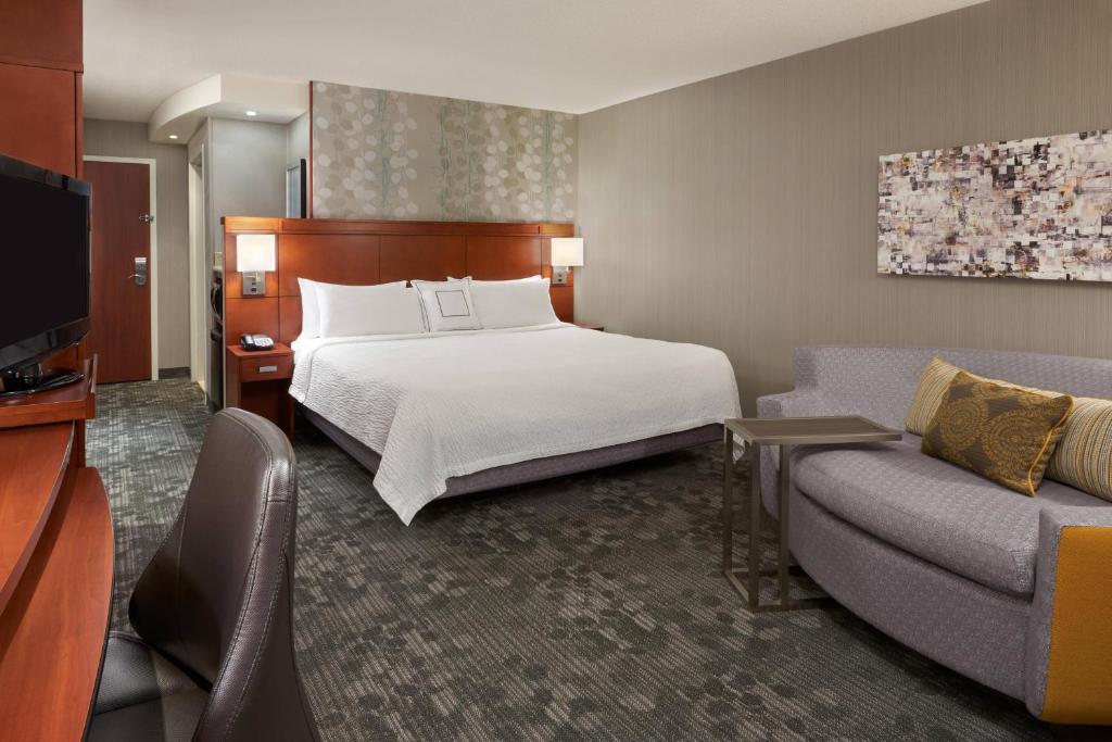 Postel nebo postele na pokoji v ubytování Courtyard by Marriott Kingston Highway 401