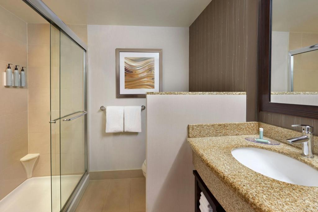 Koupelna v ubytování Courtyard by Marriott Kingston Highway 401