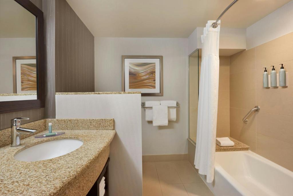 Koupelna v ubytování Courtyard by Marriott Kingston Highway 401