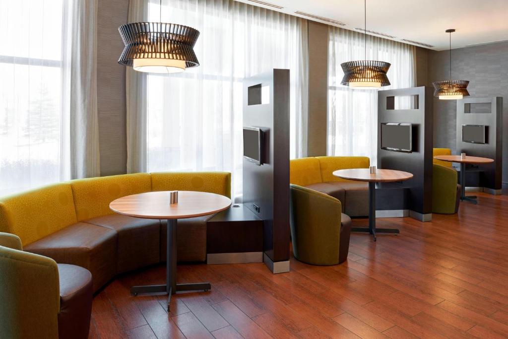 Posezení v ubytování Courtyard by Marriott Kingston Highway 401