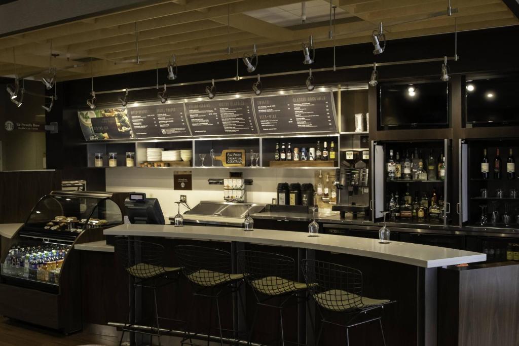 Lounge nebo bar v ubytování Courtyard by Marriott Kingston Highway 401