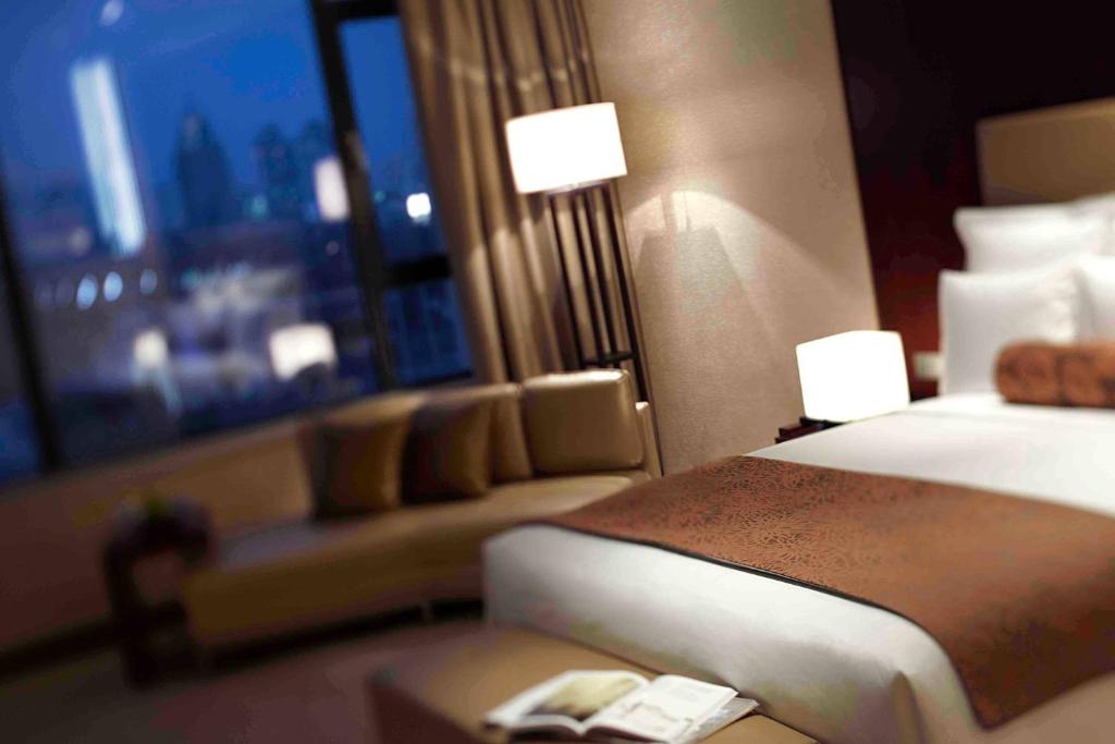 Postel nebo postele na pokoji v ubytování Renaissance Tianjin Lakeview Hotel