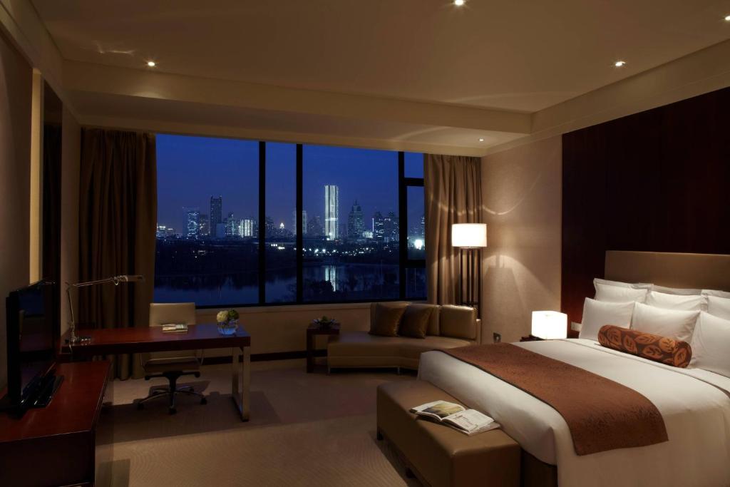 Postel nebo postele na pokoji v ubytování Renaissance Tianjin Lakeview Hotel