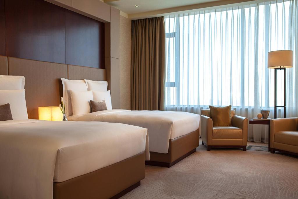 Postel nebo postele na pokoji v ubytování Renaissance Tianjin Lakeview Hotel