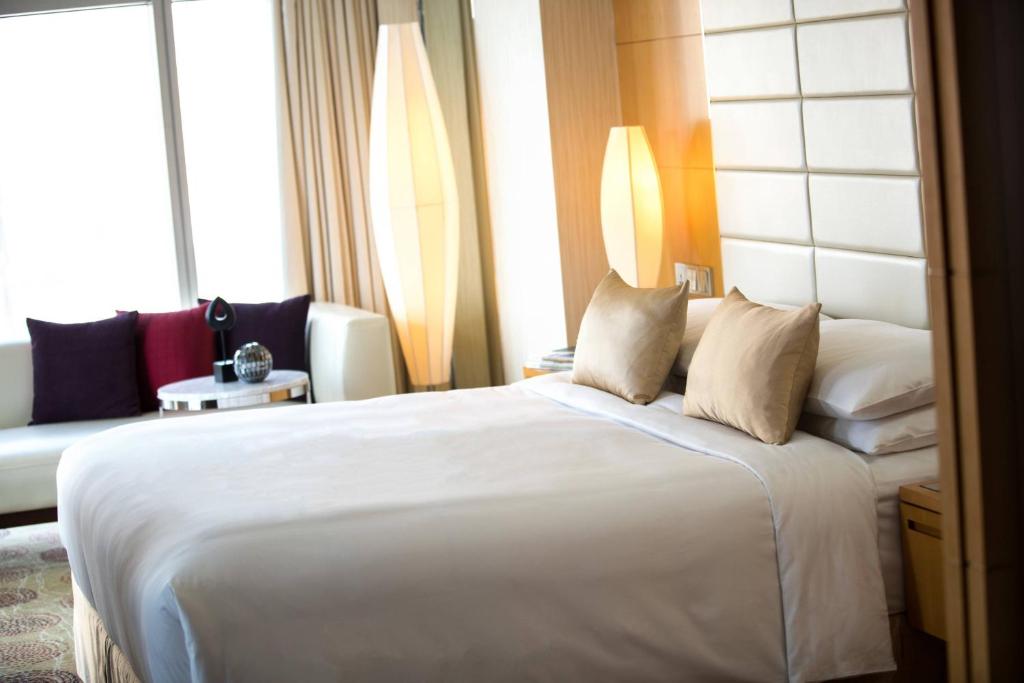 Postel nebo postele na pokoji v ubytování Renaissance Shanghai Putuo Hotel