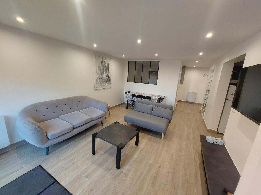 Χώρος καθιστικού στο Appartement avec terrasse dans la verdure