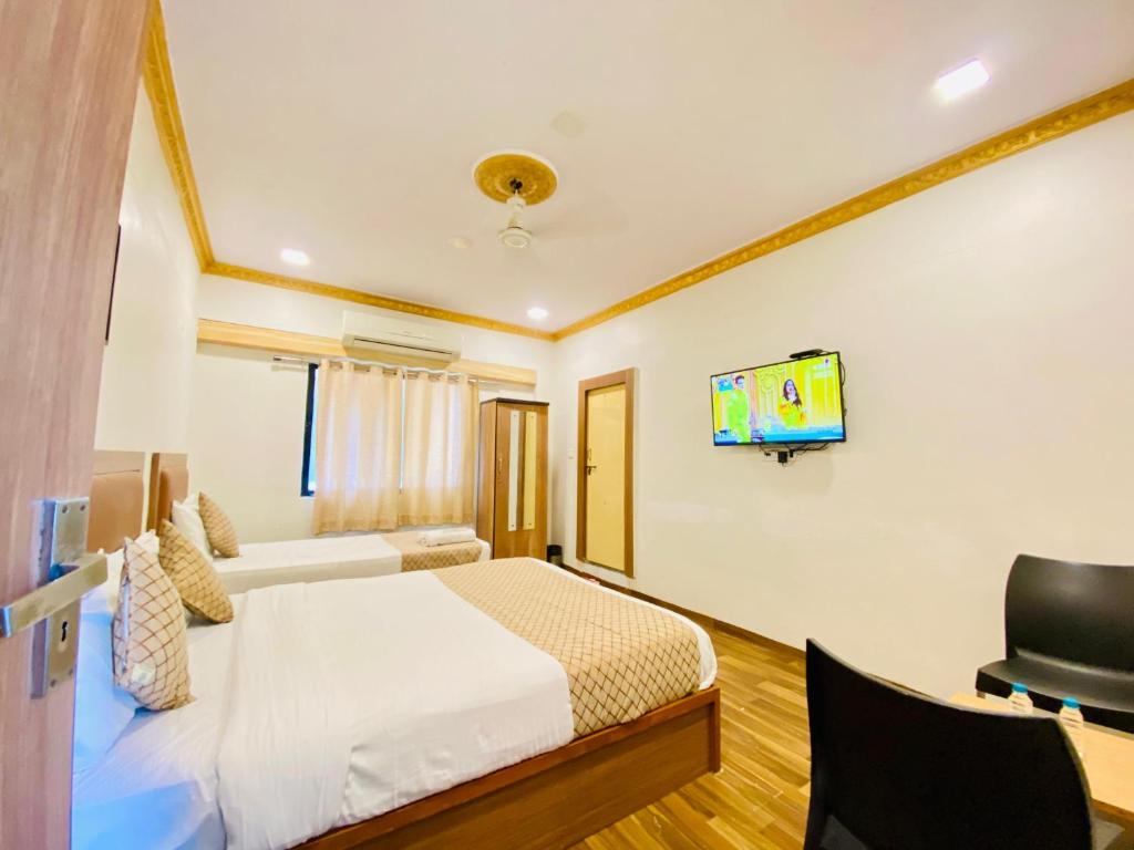 TV a/nebo společenská místnost v ubytování Hotel ABC Satellite Prahlad Nagar