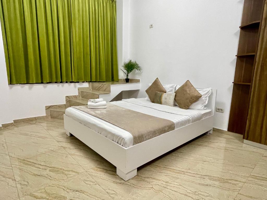 1 dormitorio con 1 cama con cortina verde en Central Adress DD14, en Bucarest
