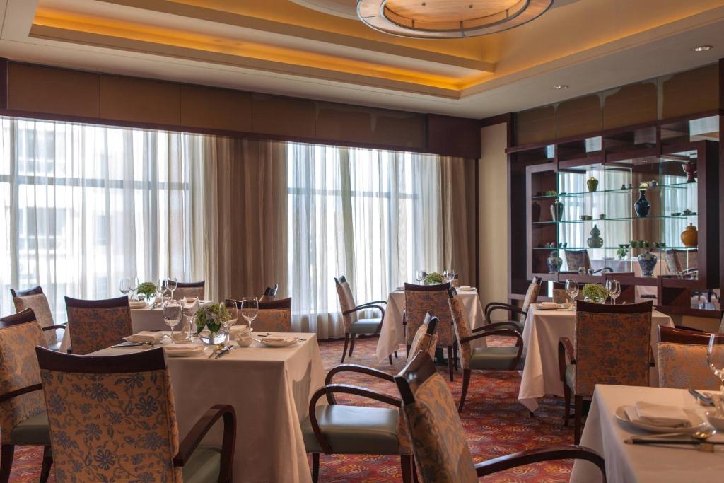 Restoran või mõni muu söögikoht majutusasutuses Renaissance Wuhan Hotel