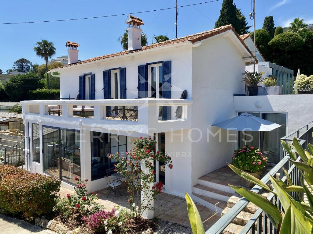 une villa avec vue sur la maison dans l'établissement Kathleen CANNES-GOLFE JUAN, à Vallauris