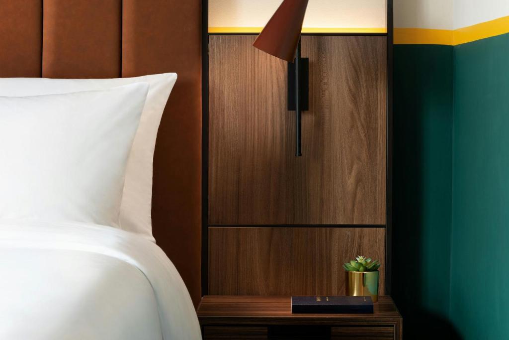 Postel nebo postele na pokoji v ubytování Duo Milan Porta Nuova, a Tribute Portfolio Hotel