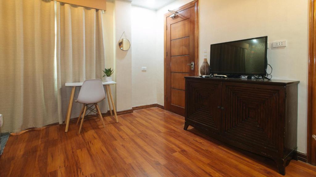 TV a/nebo společenská místnost v ubytování RedDoorz Hostel @ St. Paul Village LapuLapu