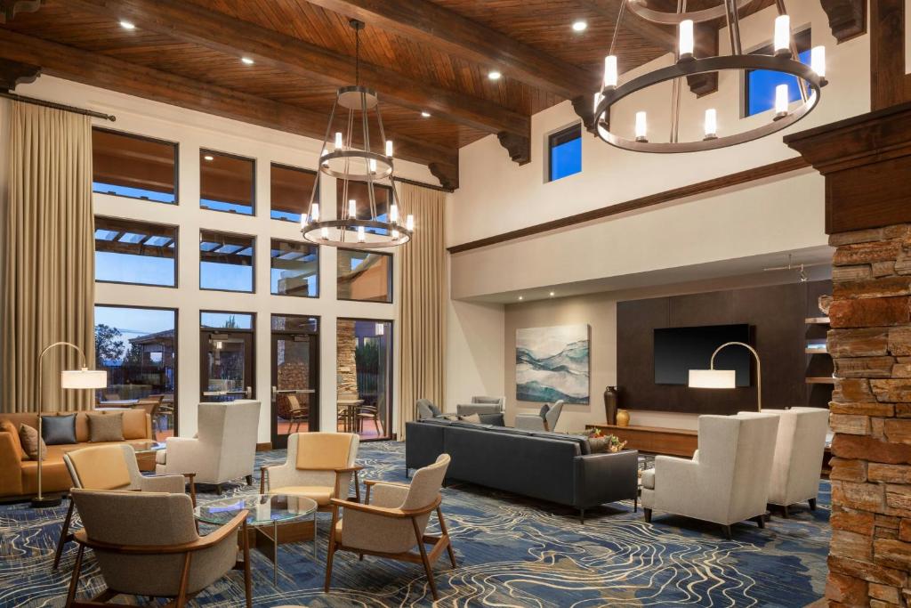 Posezení v ubytování Courtyard by Marriott Sedona