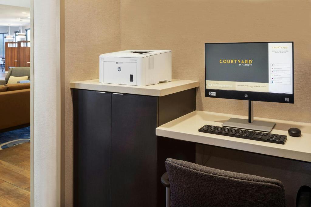 TV a/nebo společenská místnost v ubytování Courtyard by Marriott Sedona