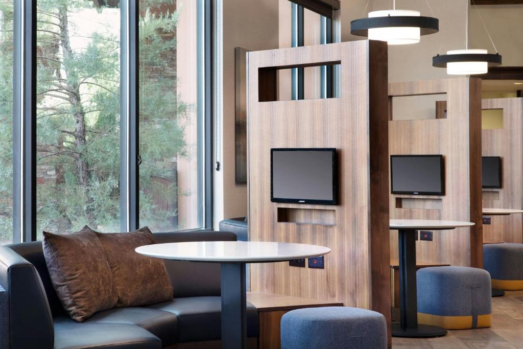TV a/nebo společenská místnost v ubytování Courtyard by Marriott Sedona